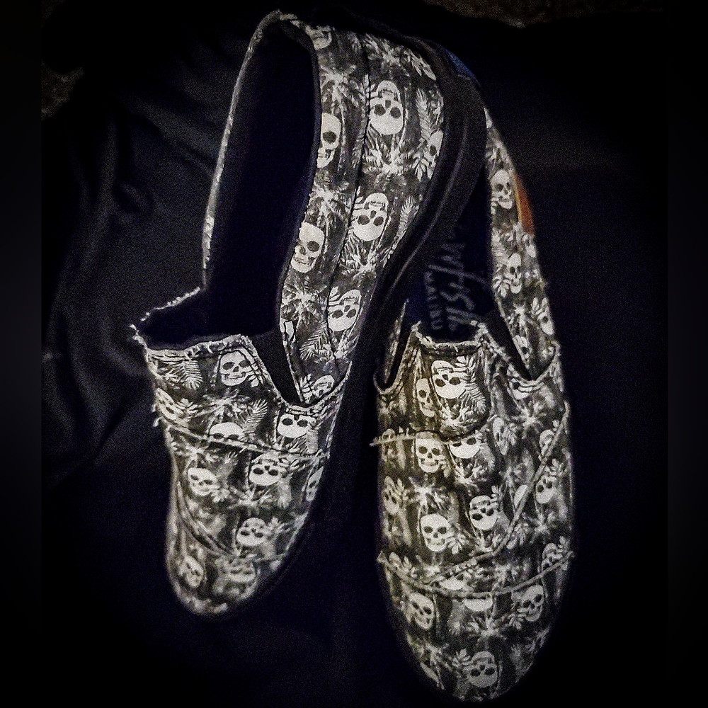Boys youth size 5 Blowfish Skull lace less tennis shoe.